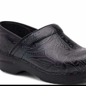 dansko wide womens shoes